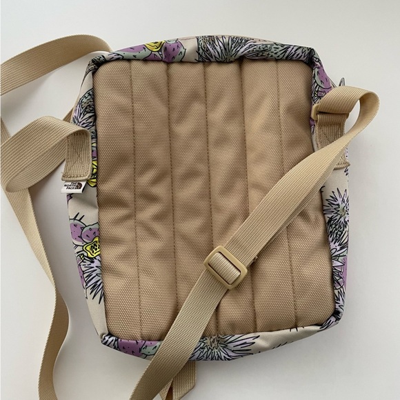 The North Face Berkeley Field Crossybody Bag Purse Purple Floral Print - Picture 4 of 9